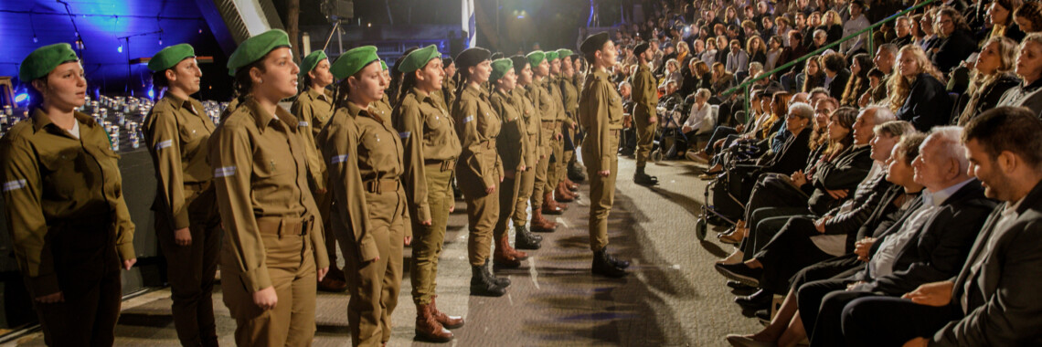 חיילות בהופעה מוזיקלית במסגרת טקס יום השואה